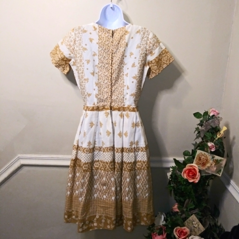 Vintage 1950's Toni Todd Ivory & Gold Floral Short Sleeve Full Skirted Day Dress - Picture 7 of 13